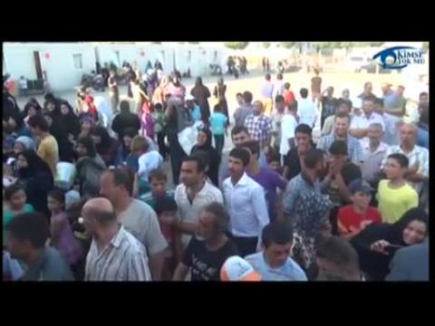 Turkish newly weds share wedding feast with Syrian refugees