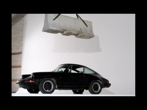 Porsche 911 détruite au ralenti dans la pub Rag and Bone