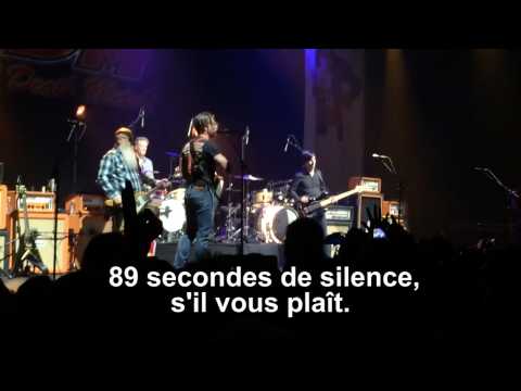 Au milieu d'une chanson, l'hommage des Eagle of Death Metal aux morts du Bataclan