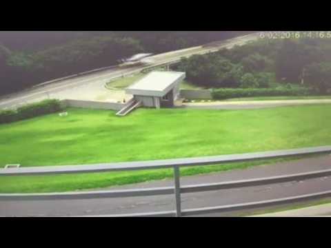 Twin-engine plane makes emergency landing on a Brazilian road