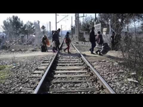 Trickle of migrants, refugees manage to cross Greek border to Ma