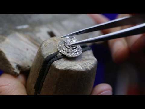 Choosing a bespoke engagement ring