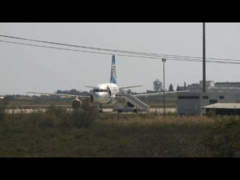 At least four more people leave hijacked EgyptAir plane
