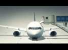 Singapore Airlines plane collapses at passenger gate