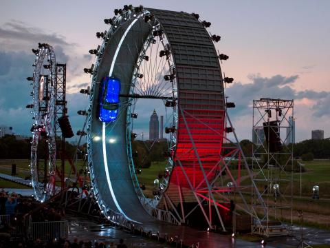La Jaguar F-Pace bat le record du looping automobile (2015)