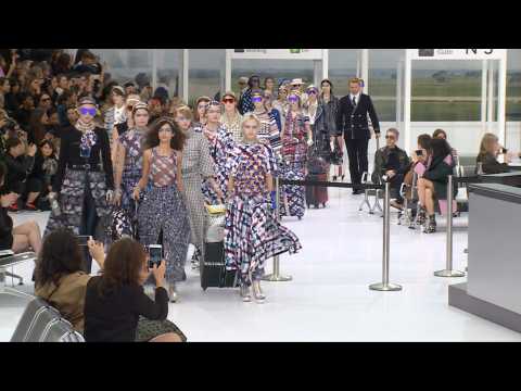 Chanel- Fashion Show Ready to Wear Spring-Summer 2016 in Paris (with interviews)