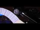 Un pont en papier soutient un Range Rover (2015)