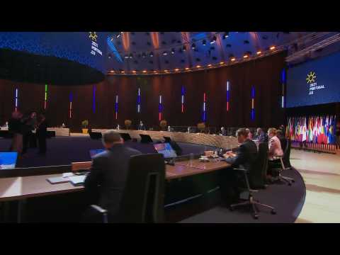 EU leaders roundtable meeting begins on second day of social summit