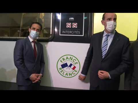 French PM boards Paris-Nice night train, resuming service after 3 years