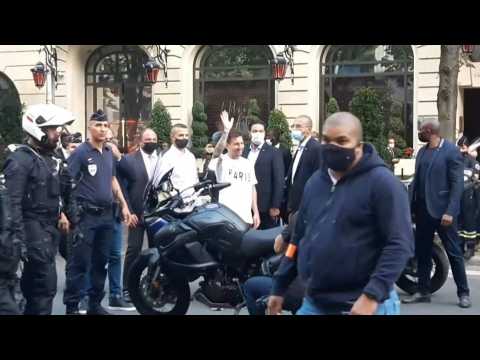 Football: Messi waves to fans outside Paris hotel