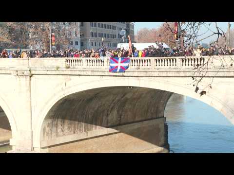 Romans jump into Tiber river in New Year's Day tradition
