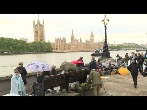 People queue to pay their respects to the queen in London