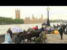 People queue to pay their respects to the queen in London
