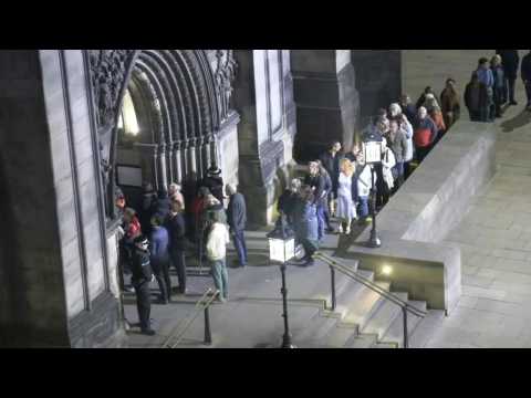 Scotland: Mourners queue to enter cathedral to pay respects to Queen