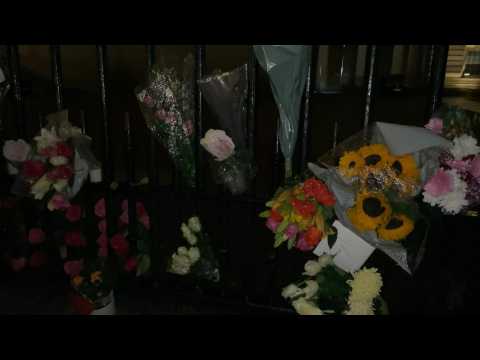 Death of Queen Elizabeth II: well-wishers lay flowers outside Buckingham Palace