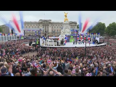 Crowds cheer Queen Elizabeth as she appears on Buckingham Palace balcony at end of historic jubilee