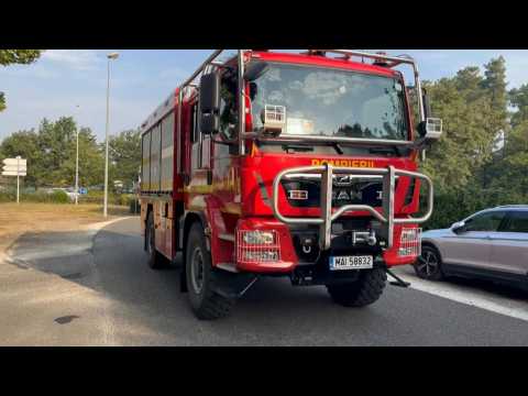 Romanian reinforcements arrive to help French firefighters battle blaze