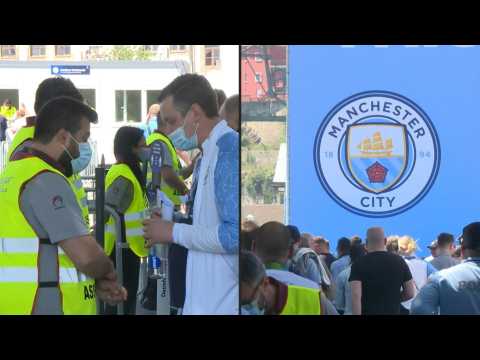 Football/Champions League: City supporters enter fan zone, get tested for Covid-19