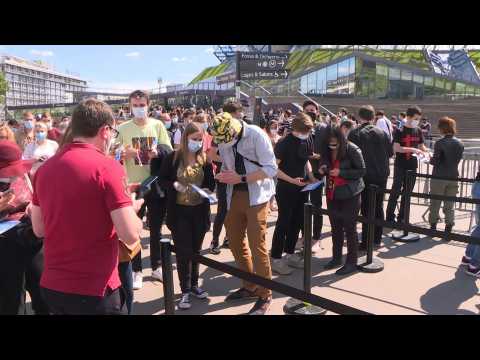 Covid-19: Fans arrive at first test concert in France