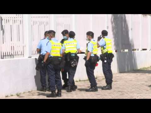Hong Kong police raid pro-democracy newspaper Apple Daily (2)