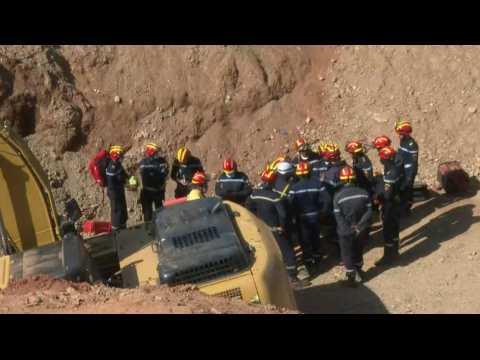 Moroccan rescuers gather as efforts to free boy stuck in well progress