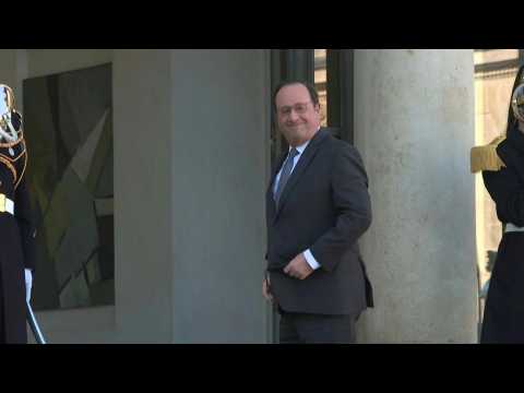 Ukraine: Ex-President Hollande meets with Macron in Paris