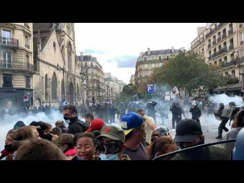 Clashes break out at Paris protest against 'health pass'