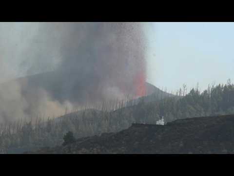 Canary Islands: Volcano continues to erupt