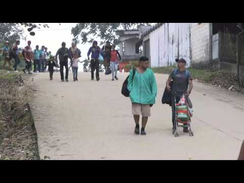 Migrant caravan leaves makeshift camp and resumes journey to US