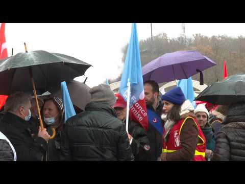 Hundreds protest against job cuts after Renault drops French foundry