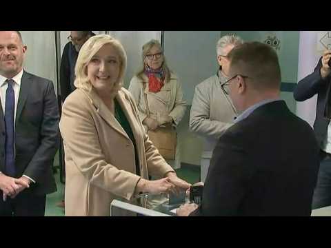 French presidency hopeful Le Pen votes in first round of election