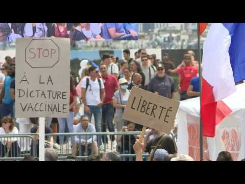 Thousands in Paris demonstrate against the French health pass