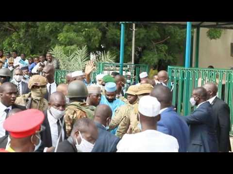 Images of Malian President Goïta leaving the Grand Mosque of Bamako following stabbing attempt