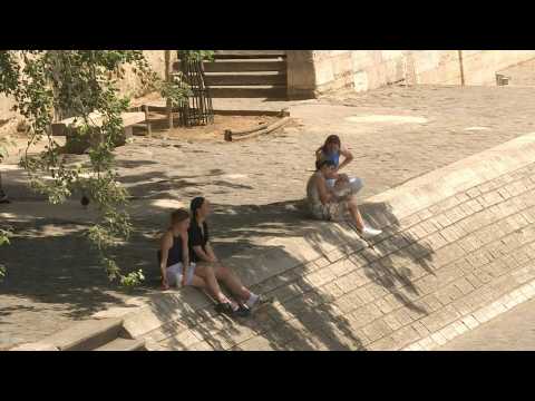 Parisians look for cool spots amid France's sizzling heatwave