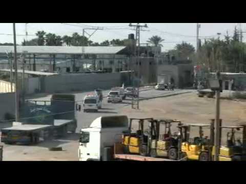 UN vehicles wait on Palestinian side of Rafah border for trucks from Egypt to cross