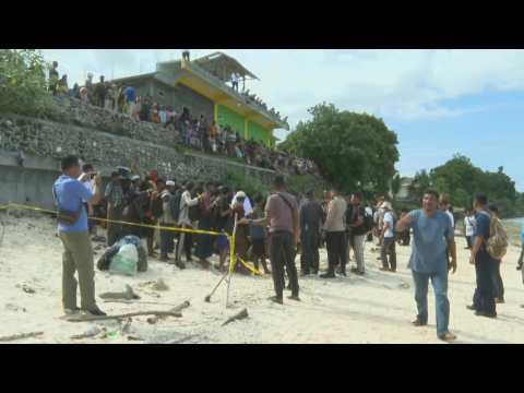 Rohingya refugees stranded on Indonesia beach