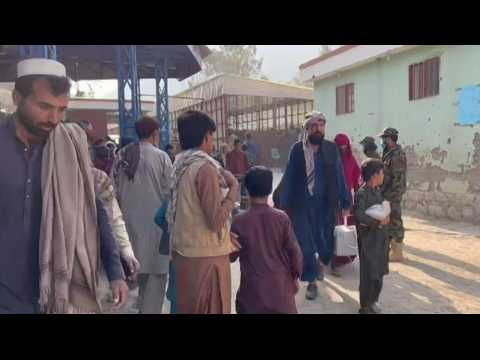 Afghans cross border after fleeing Pakistan deportation deadline