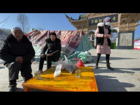 Chinese earthquake survivors set up temporary shelter