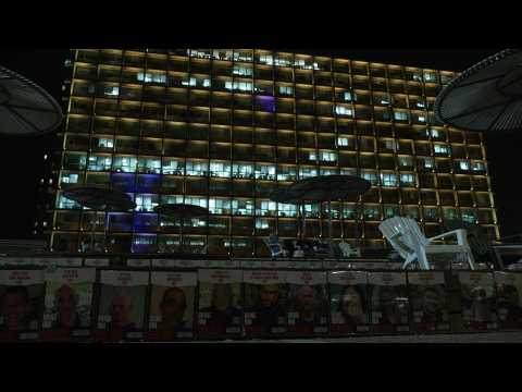 Israel: Tel Aviv city hall illuminated in yellow for New Year's Eve