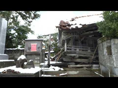 Heavy snow falls on quake-hit Japanese town