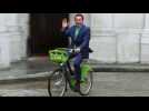 Schwarzenegger arrives on Vélib' city bike to meet Paris mayor