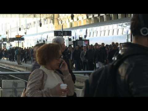 Fresh round of rail strikes kicks off in Paris
