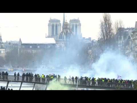 'Yellow vest' protesters clash with riot police in Paris
