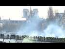 'Yellow vest' protesters clash with riot police in Paris