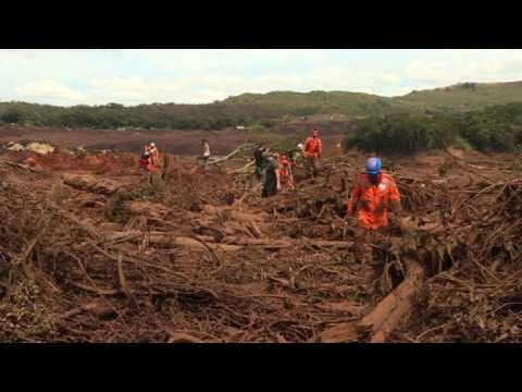 Brazil: rescuers search survivors in the mud after dam collapse