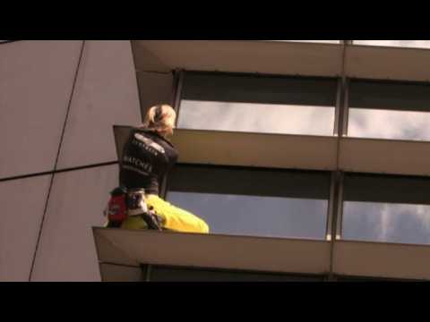 French 'Spider-Man' scales Manila skyscraper