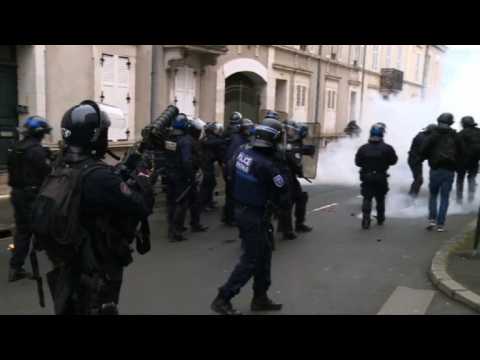 Riot police fire teargas to disperse 'Yellow Vest' protesters