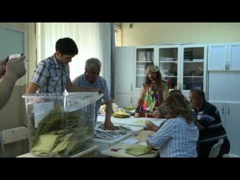 Polling stations close and vote counting begins in Ankara