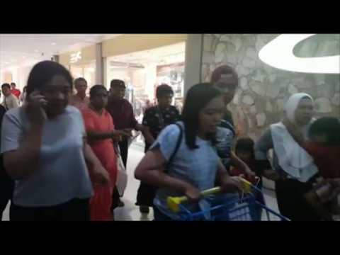 Tourists and locals evacuate after quake hits Indonesia