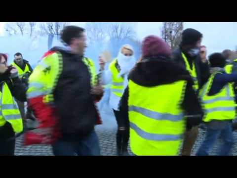 'Yellow vest' protests: Tensions flare in Paris (2)